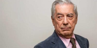 Vargas Llosa está hospitalizado por la covid pero “evoluciona favorablemente»