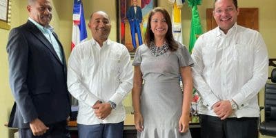 Distrito Municipal Veróny y Universidad UCE firman para otorgar becas
