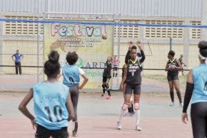 Varias Luces se corona en festival de voleibol