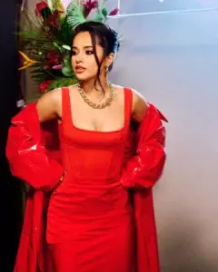 Becky G reacciona cuando hombre la toca para tomarse una foto