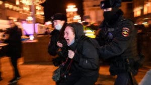 MoscúFUENTE DE LA IMAGEN,GETTY IMAGES Pie de foto, Muchos rusos están en contra de la guerra, pero las fuerzas del orden han respondido en contra de las manifestaciones.