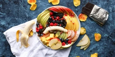 Un cóctel de frutas sustancioso y refrescante
