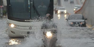 En tres horas cayó más agua que en medio mes de lluvia en Santo Domingo