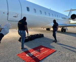 Tripulantes y pasajeros avión serán sometidos