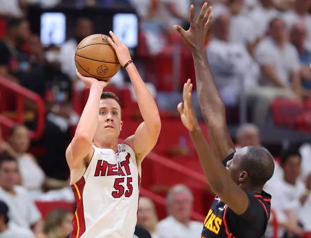 Duncan Robinson mete ocho triples, Heat vence a Hawks 115-91 en el Juego 1