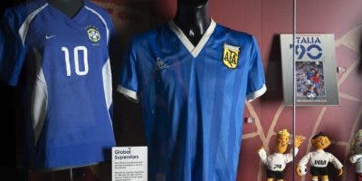 Hija de Maradona asegura que camiseta subastada no es la de “La mano de Dios»