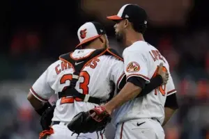 Orioles superan a Cerveceros en 1er juego en Camden Yards