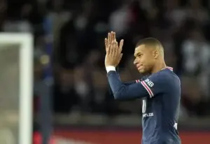 PSG saborea título francés, pero no hay ánimo para festejos