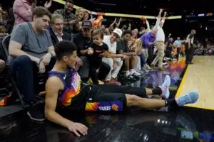 Devin Booker, en duda por lesión en el tendón de la corva