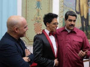 De nuevo Bonny Cepeda le canta a Maduro, esta vez canción «Santo Domingo» de Manny Cruz