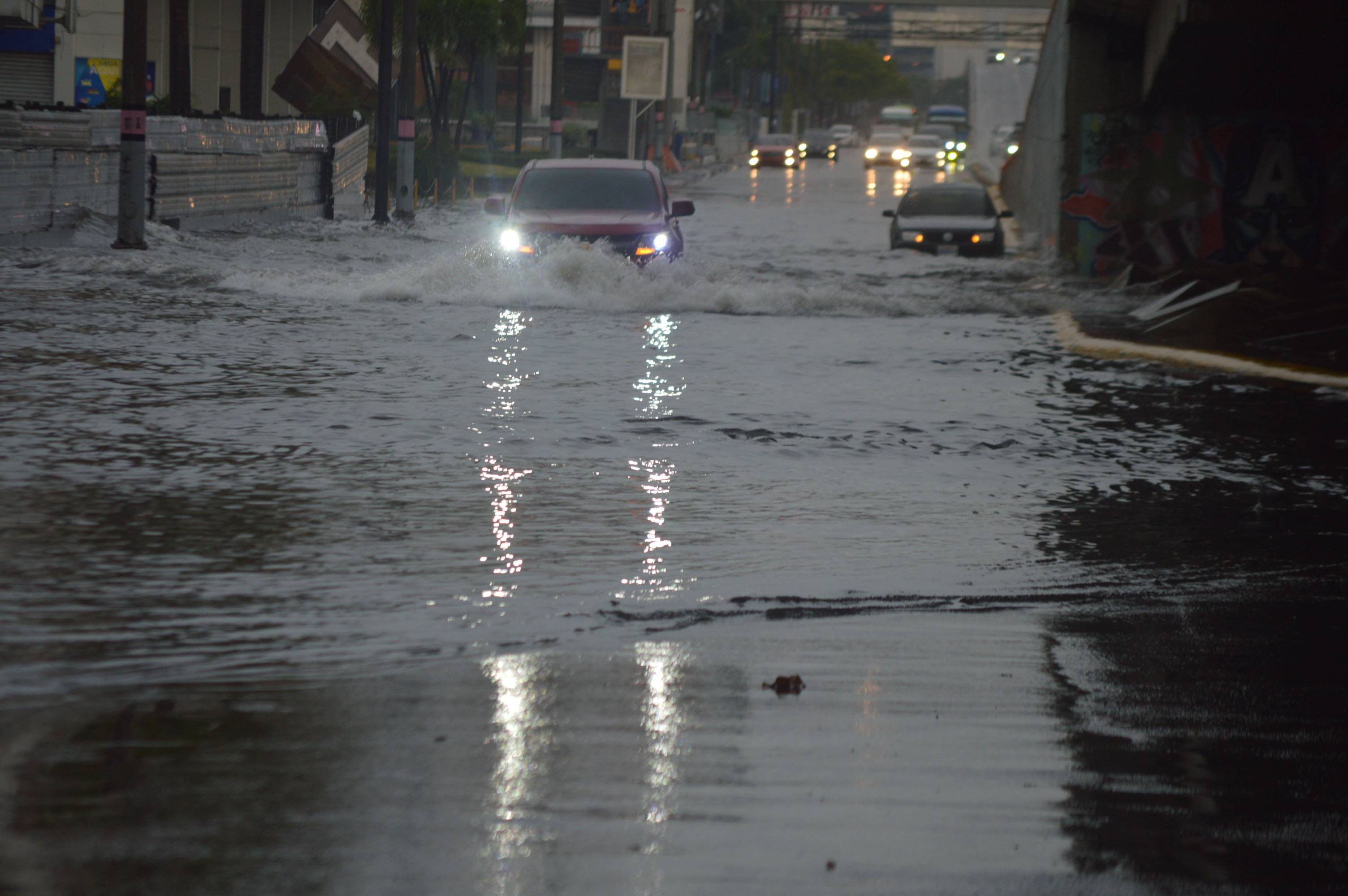 COE mantiene dos provincias en alerta roja por vaguada