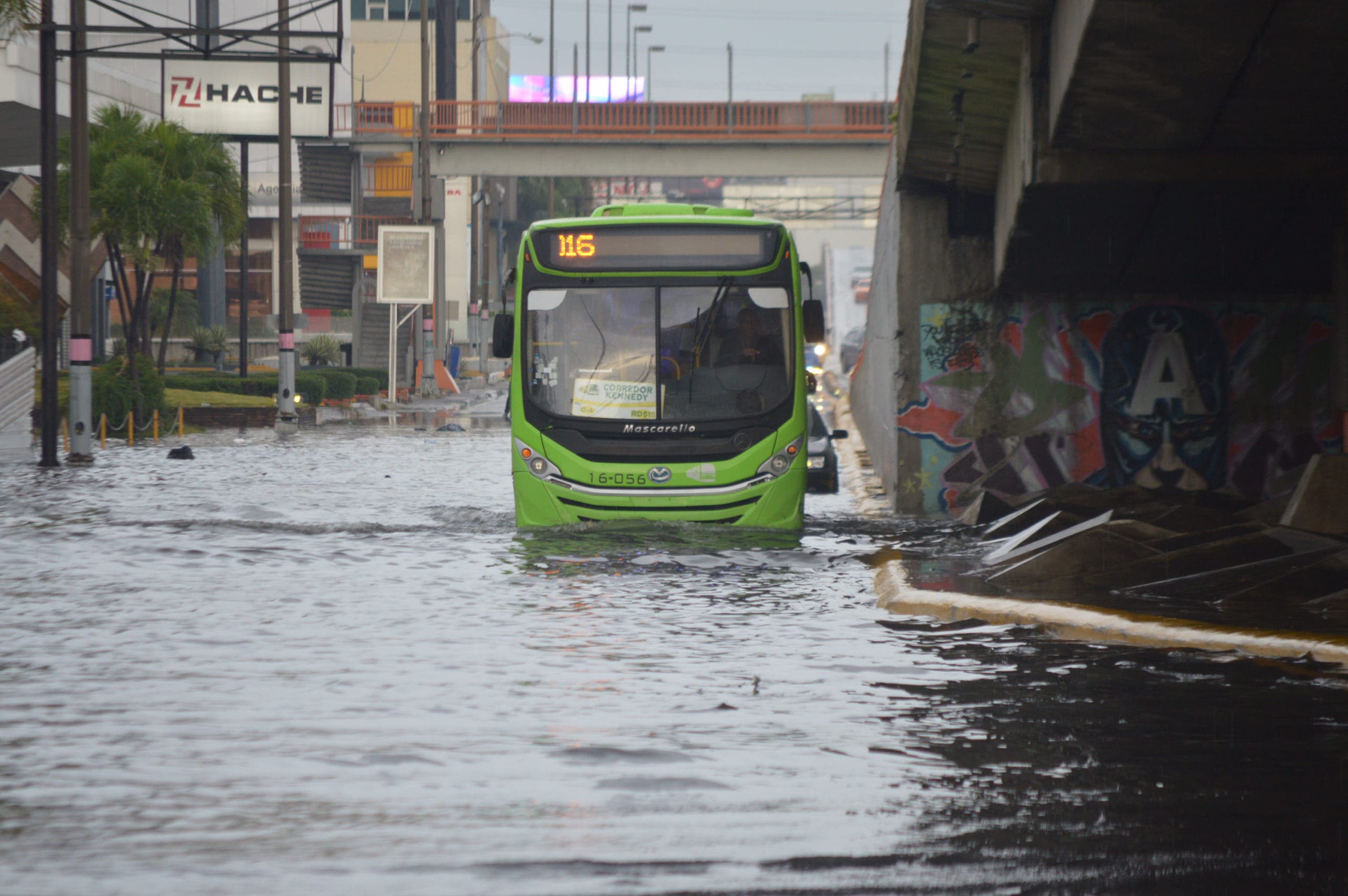 Inundaciones afectan principales avenidas del Santo Domingo
