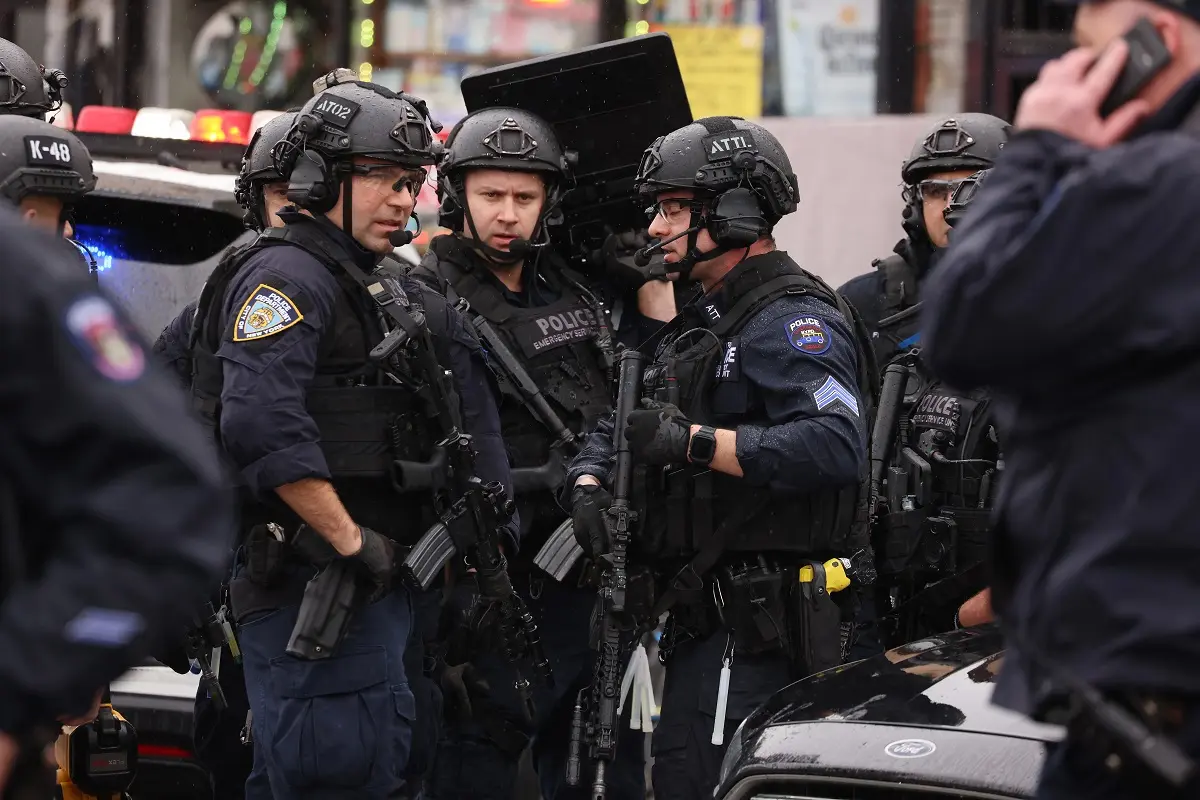 La Policía de Nueva York inspecciona trenes por tiroteo en metro