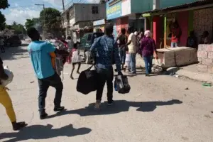 Cientos de familias huyen de la violencia de las bandas en Puerto Príncipe