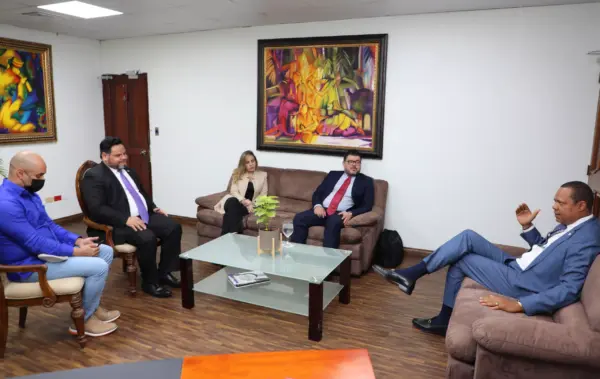 (FOTO) El director ejecutivo de Pro Consumidor, Eddy Alcántara, en el encuentro con diplomáticos de países de Centroamérica.