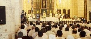 Decenas de sacerdotes se congregan en la Misa Crismal en la Catedral