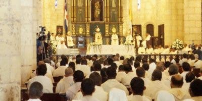 Decenas de sacerdotes se congregan en la Misa Crismal en la Catedral