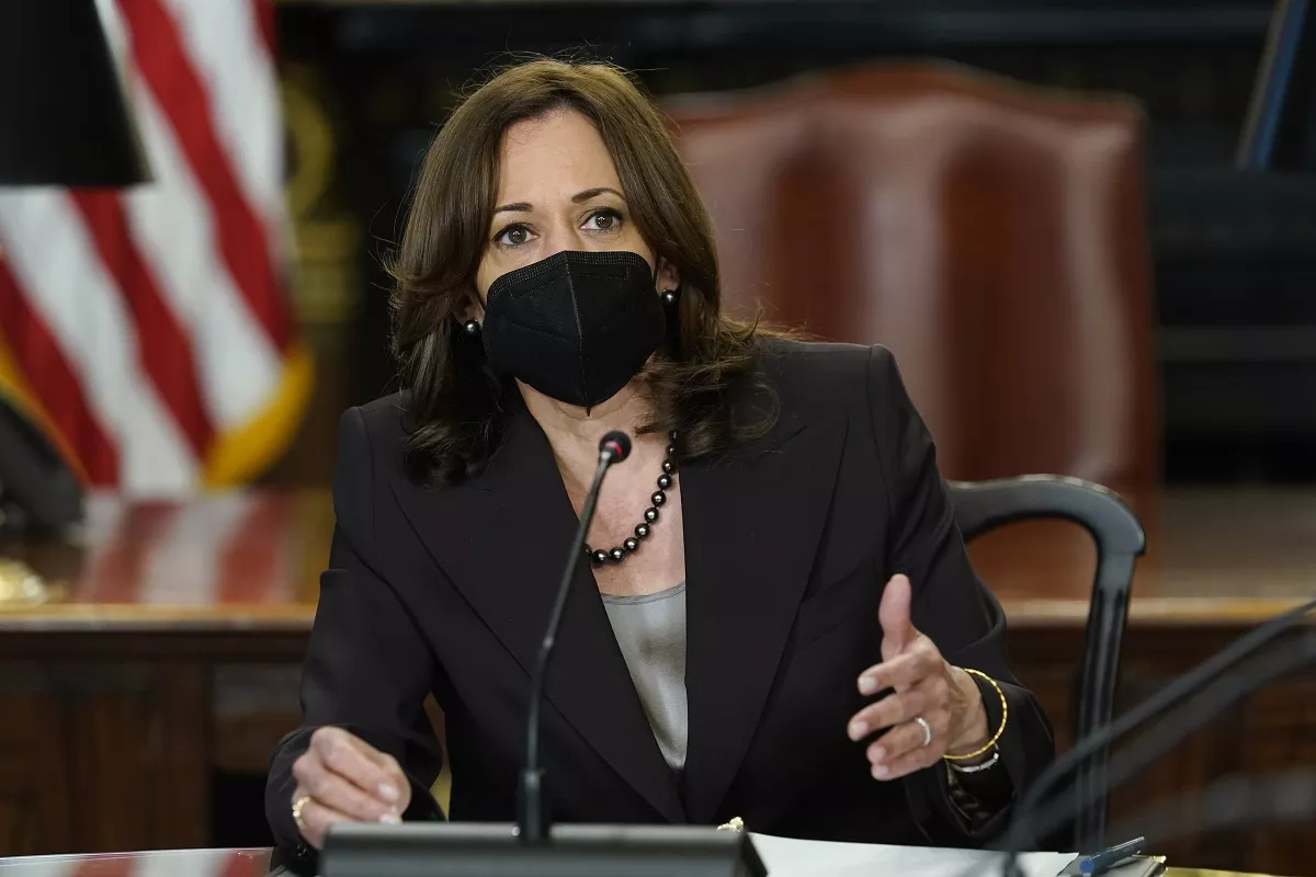 Kamala Harris da positivo por covid-19