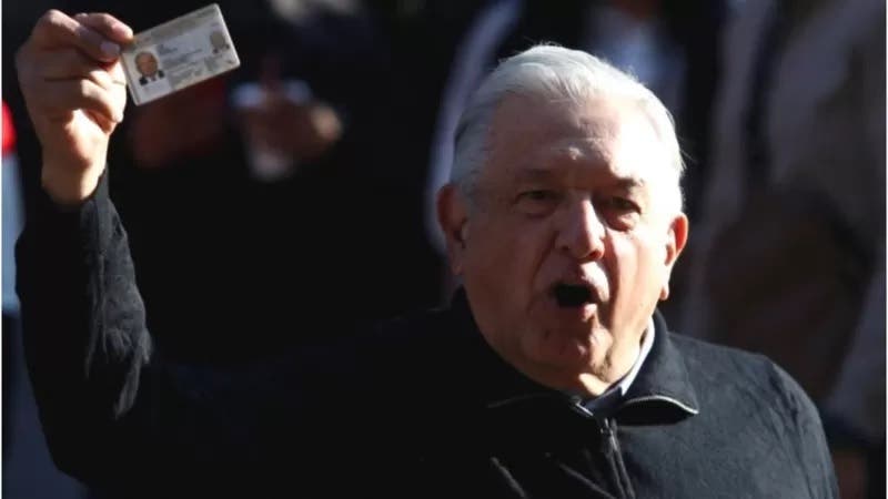 López Obrador denuncia una “guerra sucia” contra Petro en Colombia