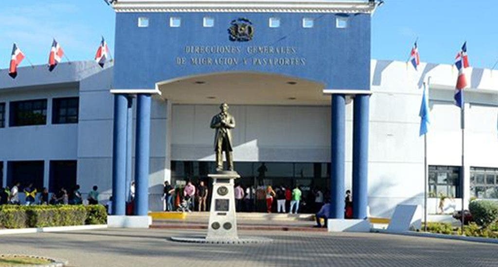 Migración cancela 10 agentes por «macuteos» en Higüey