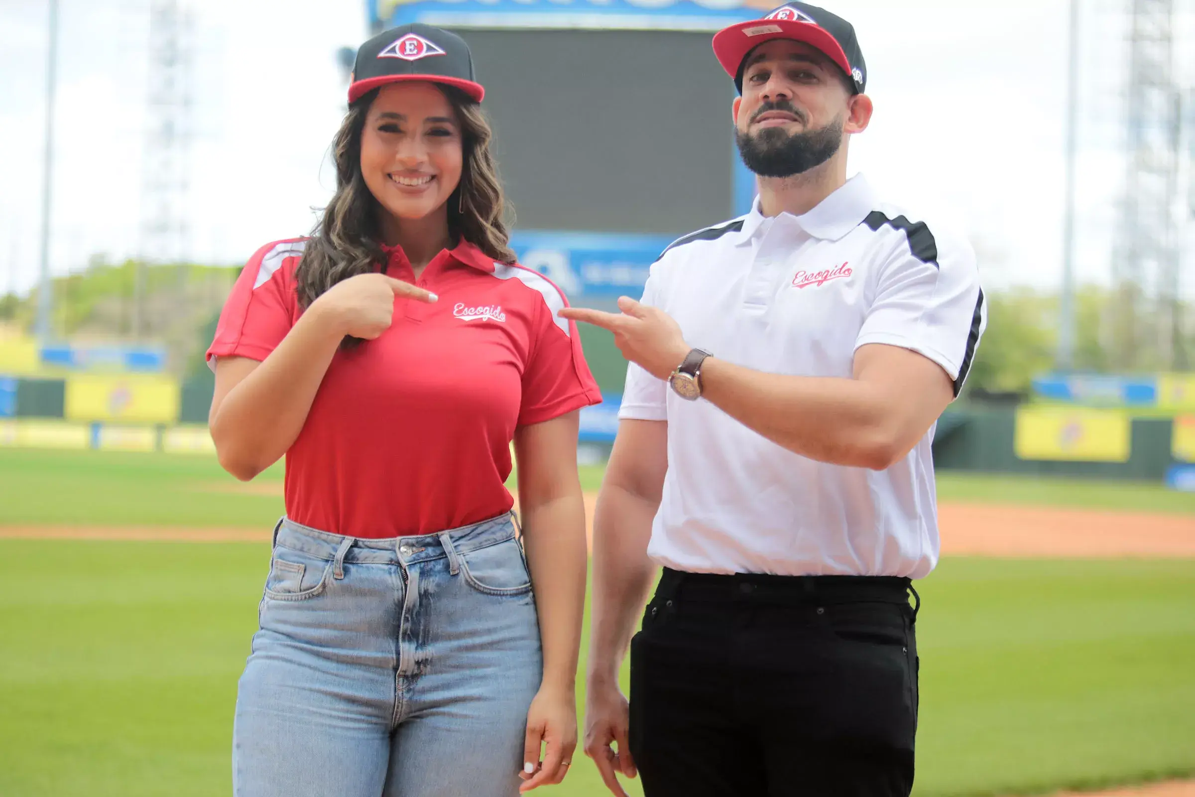 Natacha Peña y Manuel Reyes a las transmisiones del Escogido