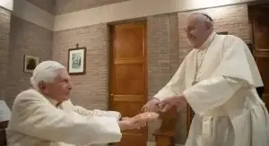 Francisco visita a papa emérito en su cumpleaños