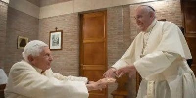 Francisco visita a papa emérito en su cumpleaños