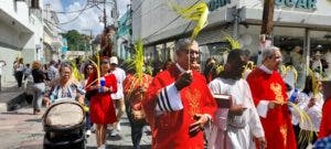 Feligreses asisten a procesión del Domingo de Ramos en las diferentes diócesis del país