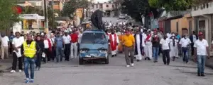 Católicos de Sabana Perdida y La Victoria realizan viacrucis por el medioambiente