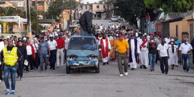 Católicos de Sabana Perdida y La Victoria realizan viacrucis por el medioambiente