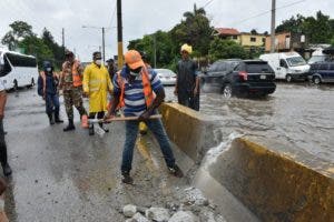 Lluvias dificultan tránsito en km 22 de la autopista Duarte; sugieren desvío