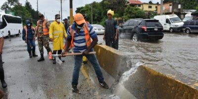 Lluvias dificultan tránsito en km 22 de la autopista Duarte; sugieren desvío