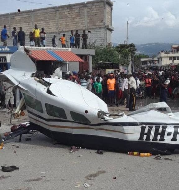 Mueren cinco personas al estrellarse avioneta en Haití