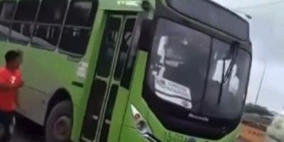 Cancelan chofer de la OMSA grabado cuando cometía imprudencia al conducir autobús