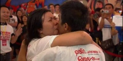 Pareja se besó durante 58 horas y 35 minutos y rompe su propio récord mundial