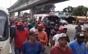 Choferes paralizan tránsito en el corredor Charles Gaulle en protesta