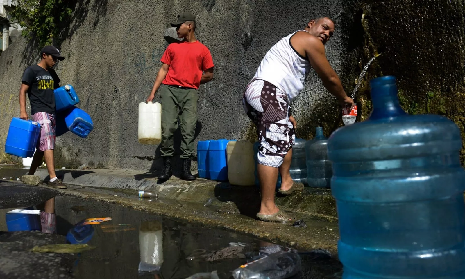 ONG: 47 % de venezolanos en 12 ciudades almacenan agua por fallas en servicio