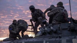 GETTY IMAGES Pie de foto, Militares ucranianos se preparan para la batalla al este de Kiev.