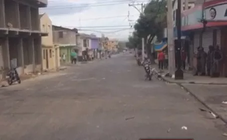 Un herido, quema de neumáticos y basura en las calles durante huelga en el Cibao