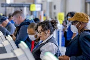 Biden dice que los viajeros deben decidir si llevan o no mascarilla en avión