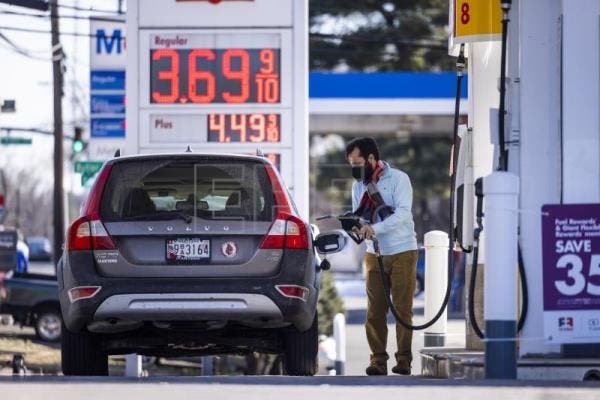 Precio de la gasolina en EEUU llega a 5 dólares por galón