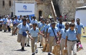 Feria del Libro continúa este miércoles fomentando la lectura y las actividades literarias