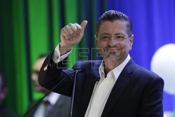 Costa Rica elige como presidente al polémico economista Rodrigo Chaves