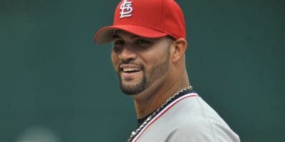 Albert Pujols se quita la camiseta y se la regala a un niño del público