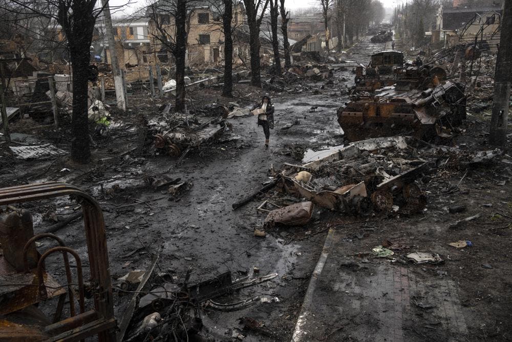 Ucrania acusa a Rusia de masacre, ciudad llena de cadáveres
