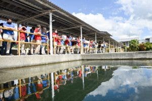 Estudiantes visitan la planta de Valdesia