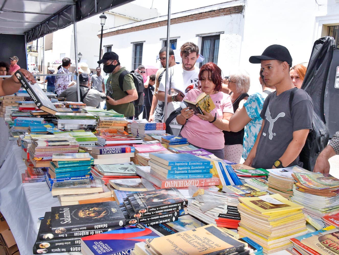 Textos de diferentes géneros a bajo precio abundan en la Feria del Libro