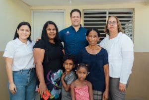 Ministro del Mived entrega viviendas a madres en San Cristóbal