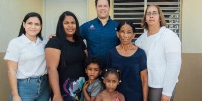 Ministro del Mived entrega viviendas a madres en San Cristóbal