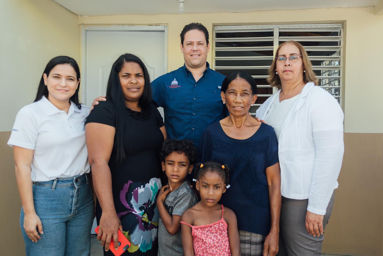Ministro del Mived entrega viviendas a madres en San Cristóbal